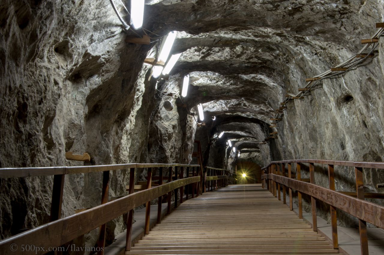 Pasarelă prin tunelul minei de sare Târgu Ocna